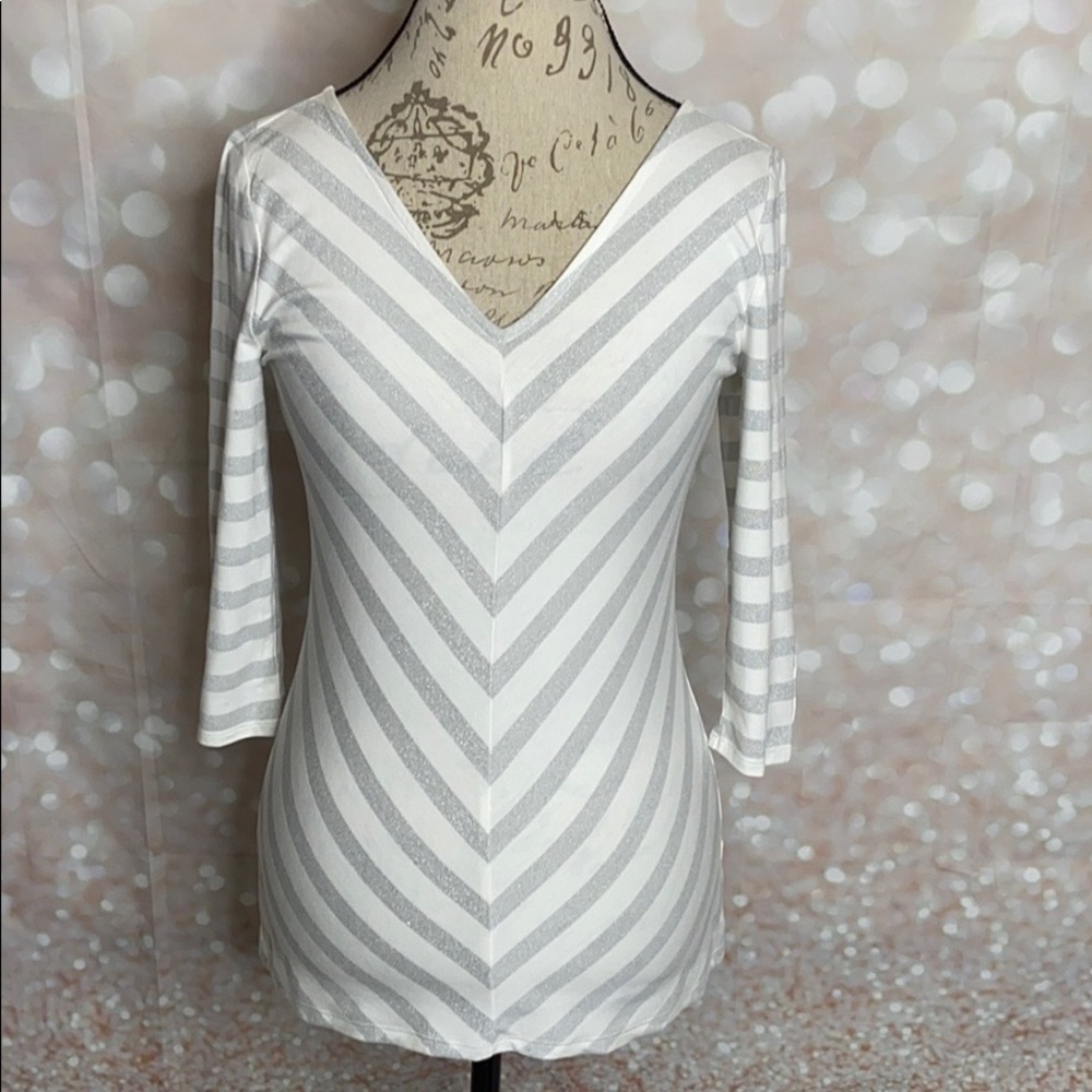 𝅺WHITE House Black Market V-Neck Tie Back Top